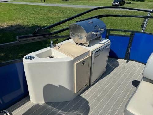 Pontoons Listing: 2022 lexington 623 series