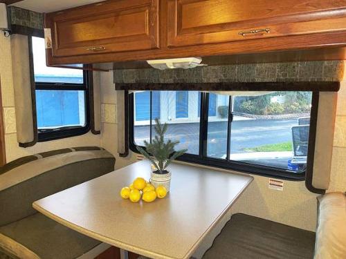 Motor Home Listing: 2003 fleetwood expedition