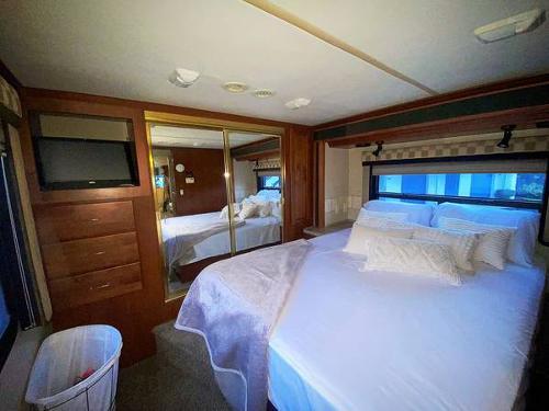 Motor Home Listing: 2003 fleetwood expedition