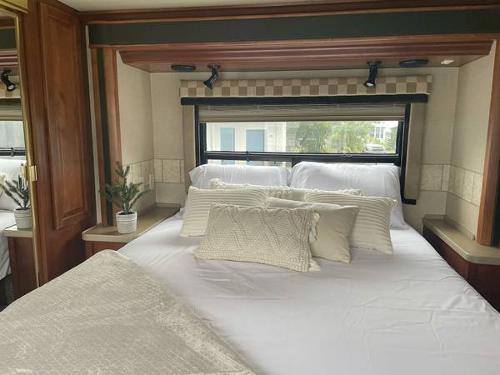 Motor Home Listing: 2003 fleetwood expedition