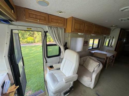 Motor Home Listing: 2001 monaco roadmaster