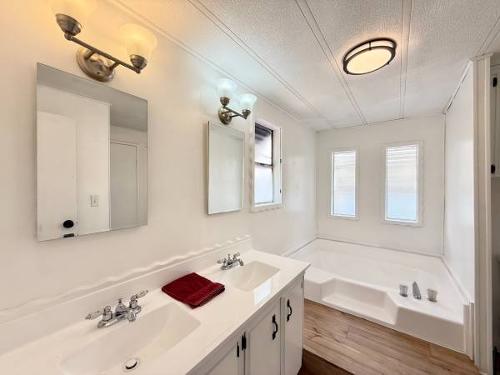 Manufactured / Mobile / Modular Home Listing: 1984 n/a manufactured
