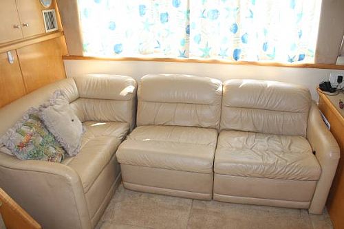 Sail Boat / Yacht / Cruising Boats Listing: 1998 carver 405 motor yacht