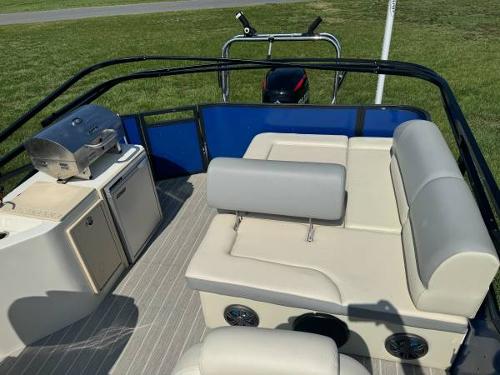 Pontoons Listing: 2022 lexington 623 series