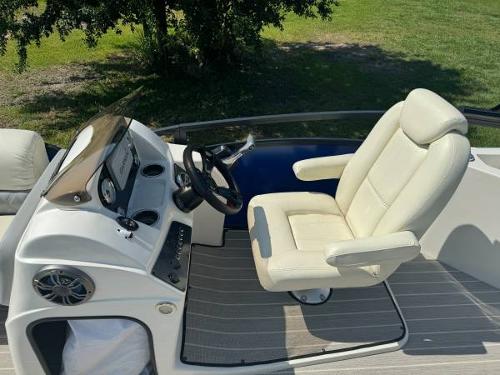 Pontoons Listing: 2022 lexington 623 series