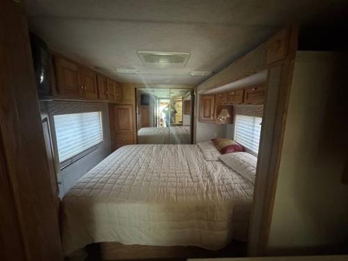 Motor Home Listing: 2001 monaco roadmaster