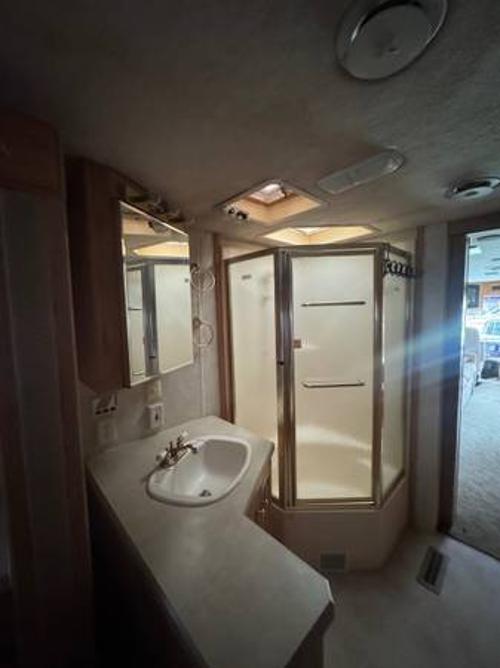 Motor Home Listing: 2001 monaco roadmaster